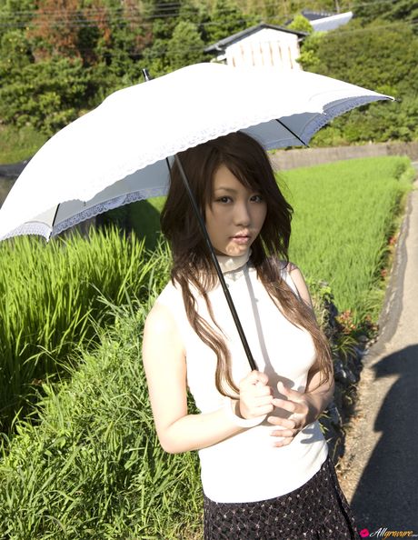 亞洲模特兒西田麻衣在單人秀中展示了她令人驚嘆的身材和姿勢