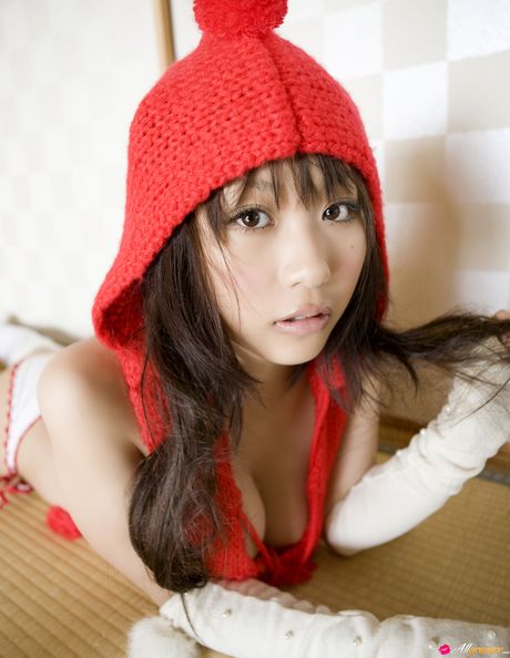 亞洲模特兒西田麻衣在單人秀中展示了她令人驚嘆的身材和姿勢