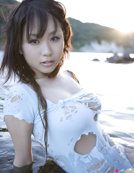 亞洲模特兒西田麻衣在單人秀中展示了她令人驚嘆的身材和姿勢