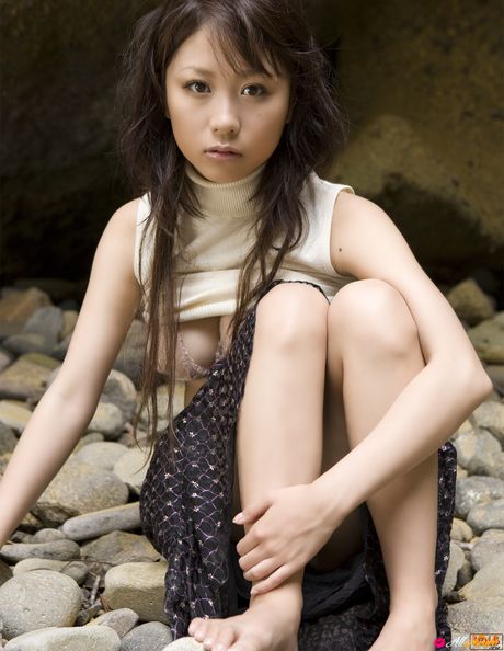 亞洲模特兒西田麻衣在單人秀中展示了她令人驚嘆的身材和姿勢