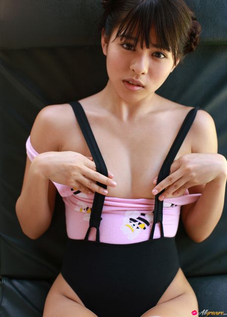 愛らしい日本の人形、新井美穂は、彼女の小さな小さなおっぱいを強調し、白いストッキングでポーズをとる