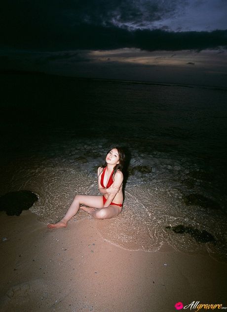 Asiatisk babe Saki Seto viser sine små bryster frem og poserer solo