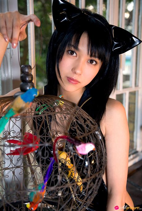 Asian doll Mizuho Hata highlights her nice tits and ass in a solo