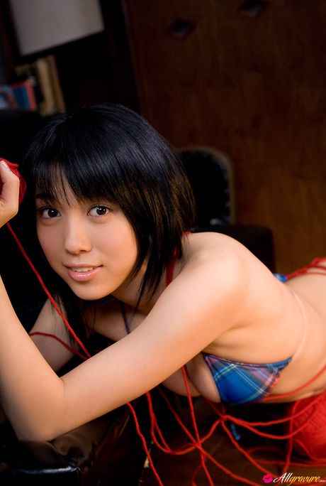 亞洲娃娃 Mizuho Hata 在獨奏中展示了她漂亮的乳房和屁股