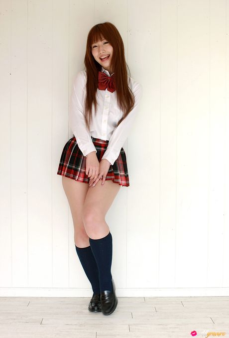 Fantastisk asiatisk babe Ai Sayama stripper ned til hælene og præsenterer sine fantastiske jugger