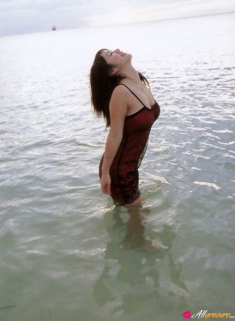 ビキニ姿の磯山さやかが大きな胸を披露し、ビキニ姿でポーズをとる