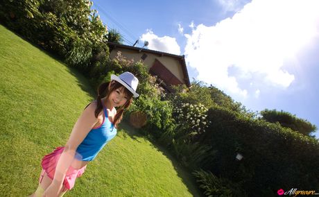 迷人的日本女孩 Minori Hatsune 展示了她驚人的乳房和剃光的陰部