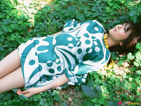 白いストッキングを履いてポーズをとる彼女はとてもセクシーに見える