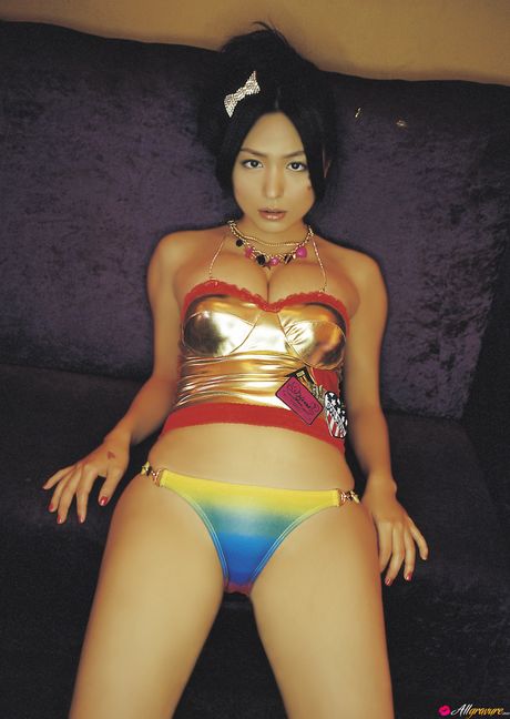 アジアンクーガー川村ゆきえがソロで彼女の素晴らしいラックとポーズを披露