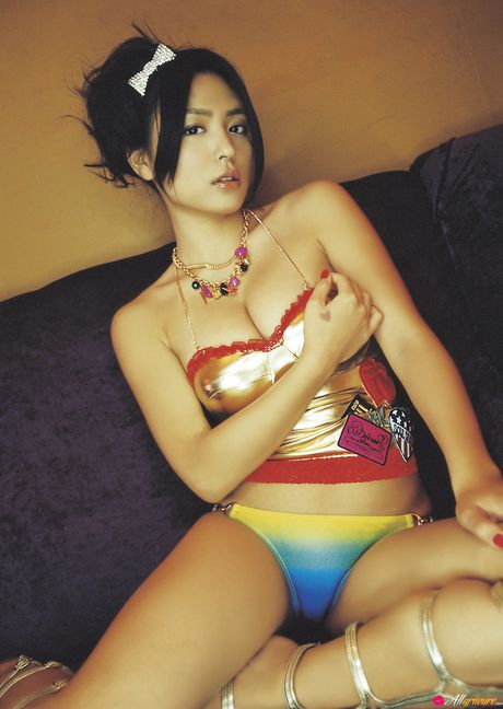 アジアンクーガー川村ゆきえがソロで彼女の素晴らしいラックとポーズを披露