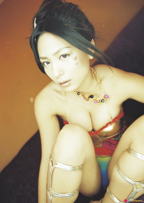 アジアンクーガー川村ゆきえがソロで彼女の素晴らしいラックとポーズを披露