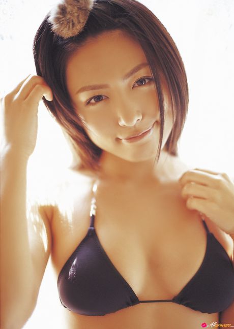 亞洲熟女 Yukie Kawamura 在獨奏中展示了她驚人的身材和姿勢