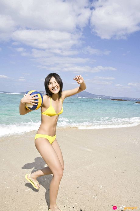 Den asiatiske covergirl Sae Miyazawa bliver helt nøgen på et tæppe i en baghave