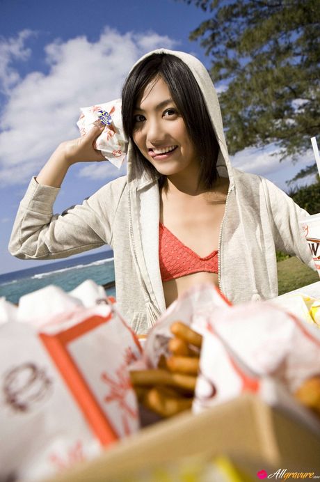 Den asiatiske covergirl Sae Miyazawa bliver helt nøgen på et tæppe i en baghave