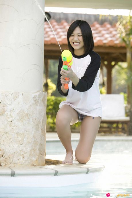 Den asiatiske covergirl Sae Miyazawa bliver helt nøgen på et tæppe i en baghave