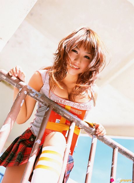 亞洲女孩 Mai Nishida 展示她的大胸部和修剪過的陰部