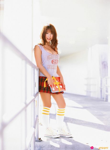 亞洲女孩 Mai Nishida 展示她的大胸部和修剪過的陰部