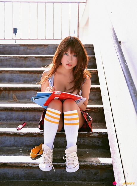 亞洲女孩 Mai Nishida 展示她的大胸部和修剪過的陰部