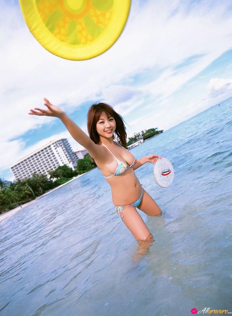 亞洲女孩 Mai Nishida 展示她的大胸部和修剪過的陰部