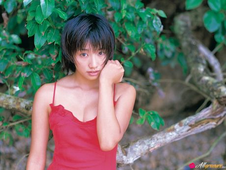 才華洋溢的日本女孩 Kaori Manabe 穿著漁網裙，赤裸裸地坐在露臺椅上