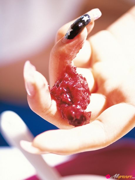 才華洋溢的日本女孩 Kaori Manabe 穿著漁網裙，赤裸裸地坐在露臺椅上