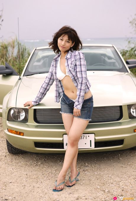 ホットなアジアのティーンマリー・カイはハイヒールを脱いで大きな胸を誇示します