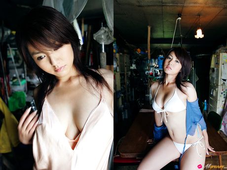 亞洲娃娃 Sayaka Isoyama 展示她巨大的乳房並穿著比基尼擺姿勢