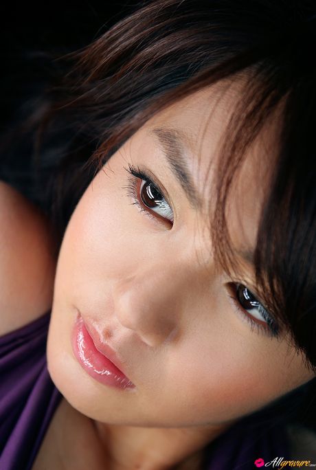 亞洲娃娃 Sayaka Isoyama 展示她巨大的乳房並穿著比基尼擺姿勢