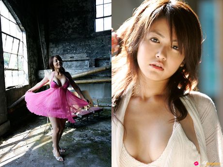 亞洲娃娃 Sayaka Isoyama 展示她巨大的乳房並穿著比基尼擺姿勢