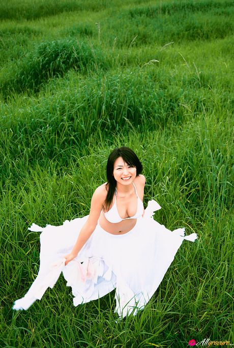 アジア人モデルの川村ゆきえが庭でブラとパンティのセットを脱ぐ