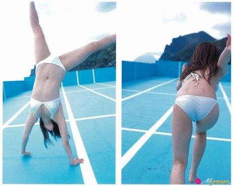 Asiatisk teenager Haruna Yabuki viser sine fantastiske meloner frem og demonstrerer sin blottede krop i havet