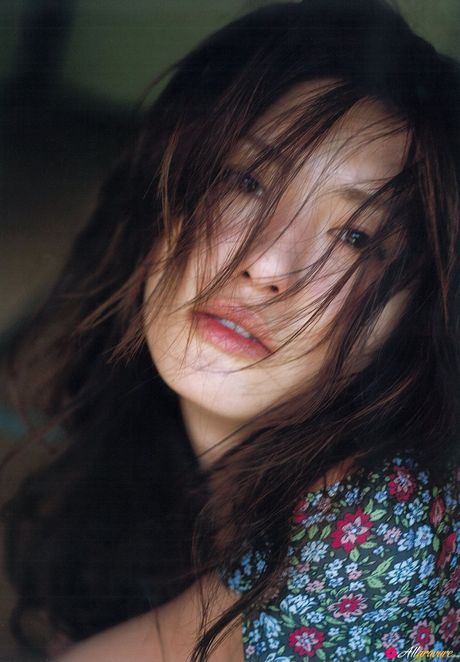 Asiatisk teenager Haruna Yabuki viser sine fantastiske meloner frem og demonstrerer sin blottede krop i havet