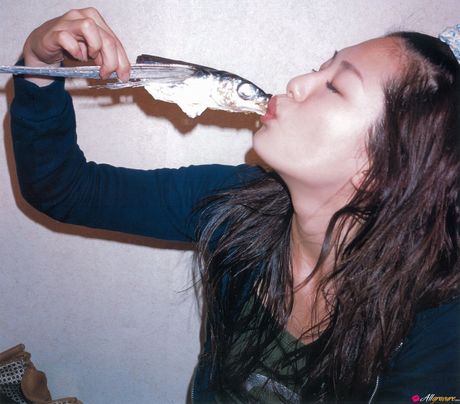 Asiatisk teenager Haruna Yabuki viser sine fantastiske meloner frem og demonstrerer sin blottede krop i havet