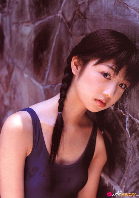 Fingering her pussy and ass in the pool, she looks so sexy