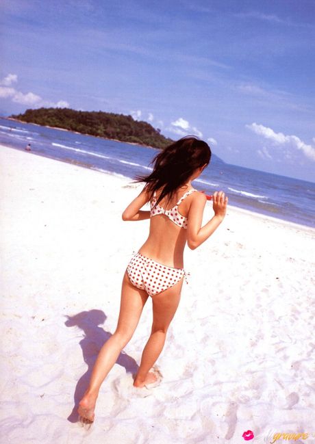 Fingering her pussy and ass in the pool, she looks so sexy