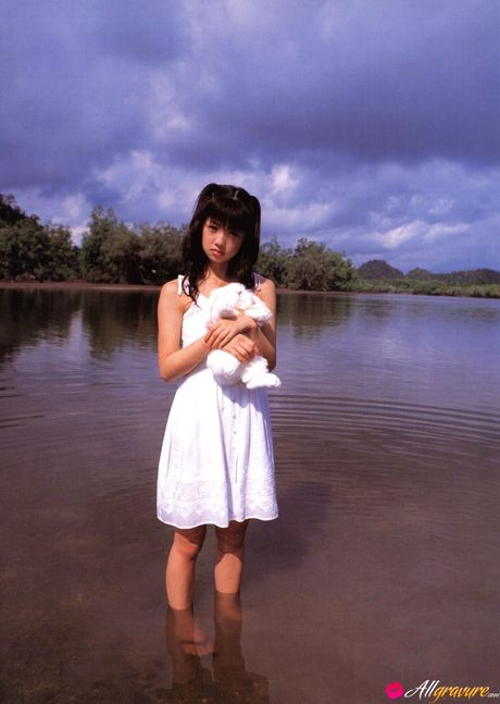 Fingering her pussy and ass in the pool, she looks so sexy