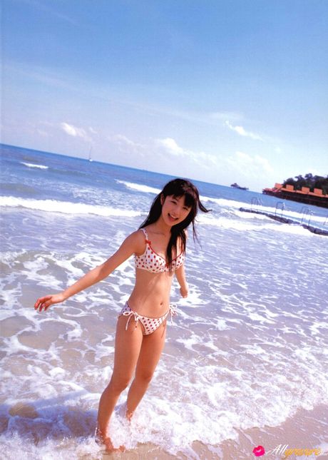 Fingering her pussy and ass in the pool, she looks so sexy