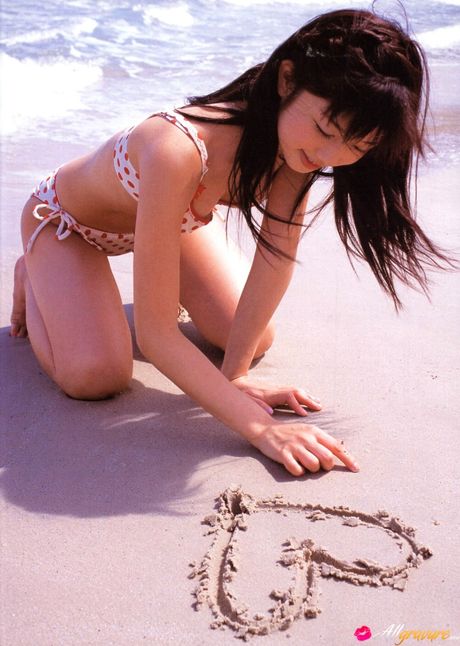 Fingering her pussy and ass in the pool, she looks so sexy