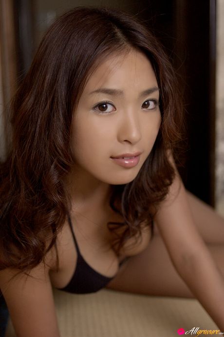 亞洲封面女郎 Miwa Oshiro 身穿比基尼展示她驚人的身材和姿勢