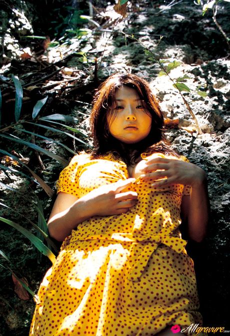 亞洲寶貝 Hitomi Aizawa 展示她的大乳房並獨自擺姿勢