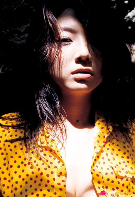 亞洲寶貝 Hitomi Aizawa 展示她的大乳房並獨自擺姿勢