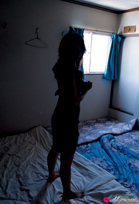 亞洲寶貝 Hitomi Aizawa 展示她的大乳房並獨自擺姿勢