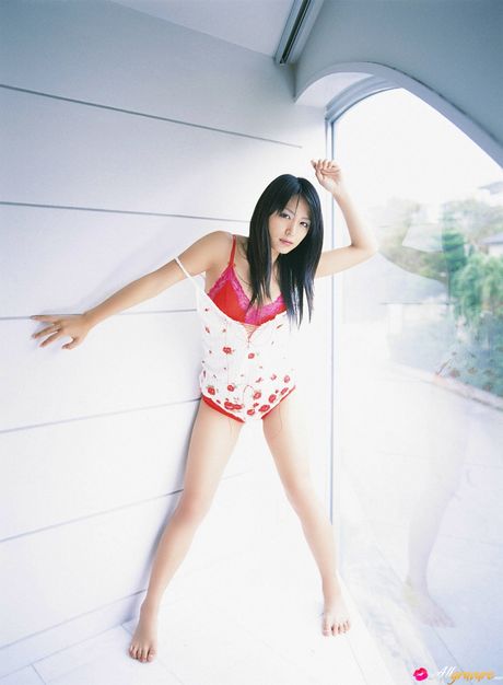 亞洲小妞 Yukie Kawamura 展示她的大胸脯，並獨自擺姿勢