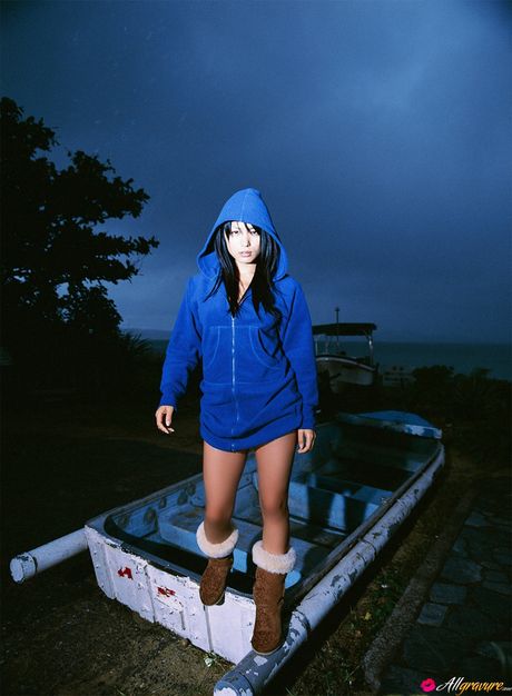 亞洲小妞 Yukie Kawamura 展示她的大胸脯，並獨自擺姿勢