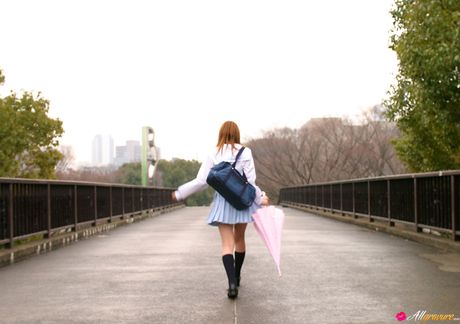 棕色眼睛、身材苗條的日本美女脫衣露出乳房