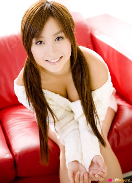 茶色の目をした日本の美女、木口亜矢がセクシーな体を披露