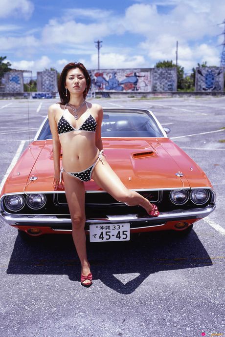 彼女はセクシーな衣装でポーズをとり、その後裸になって毛のないオマンコを見せる