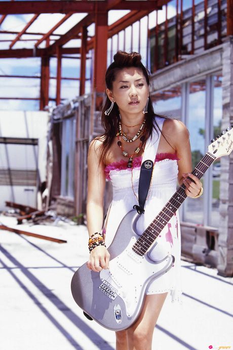 Hun poserer i et sexet outfit og bliver derefter nøgen for at vise sin skaldede fisse