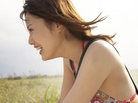 Asian teen Shiori Kanzaki removes her bikini before a nude modelling gig