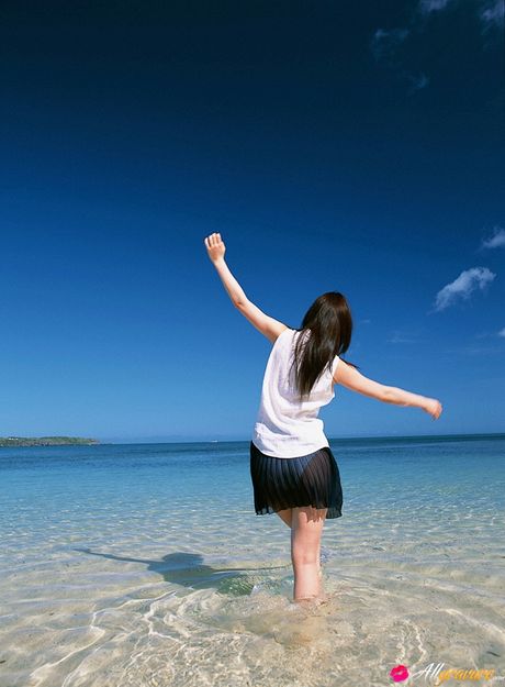 Asian beauty Rina Akiyama removes her bikini before a finger fuck